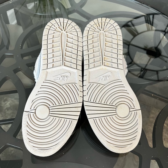 Nike Air Jordan 1 Low SE Sherpa Fleece Size 7.5 Women's - Picture 5 of 5